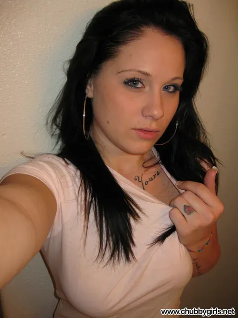 Tattooed Chubby Brunette Spreads Her Shaved Pussy in the Mirror – photo 1 of 16