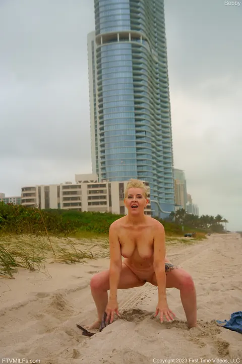 Bobbi Shay: Thick Blonde MILF Strips Out of Her Shorts on Public Beach – photo 6 of 20