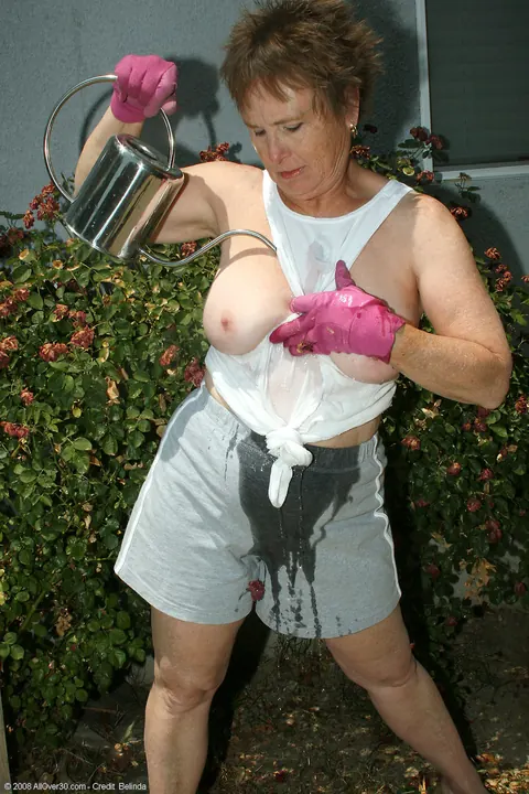 Sandra D: Ukrainian MILF Strips Nude in the Garden – photo 7 of 21