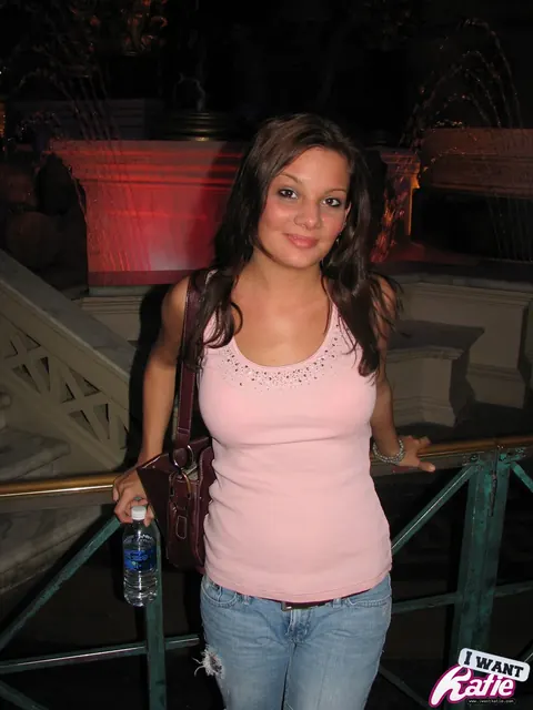 Kate Crush: Brunette with Big Enhanced Tits Flashes Her Chest in Jeans – photo 11 of 12