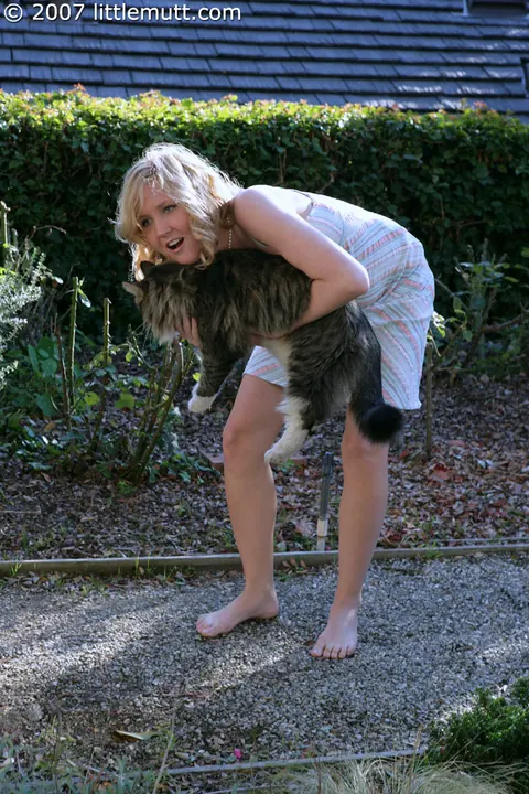 Kimber Clarkson: Blonde in a Skirt Outdoors Reveals Her Shaved Slit – photo 4 of 16