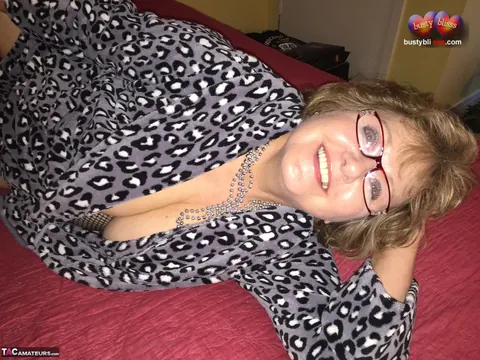 Bustybliss: Short-Haired Mature BBW Displays Her Big Natural Tits in Lingerie – photo 4 of 16
