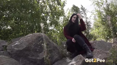 Woman in Boots Pulls Down Her Yoga Pants to Piss on Boulders – photo 15 of 15