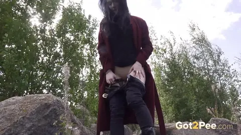 Woman in Boots Pulls Down Her Yoga Pants to Piss on Boulders – photo 13 of 15