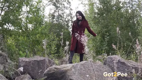 Woman in Boots Pulls Down Her Yoga Pants to Piss on Boulders – photo 1 of 15