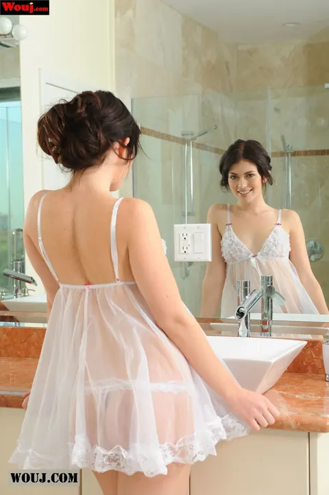 Ashlyn Rae: Brunette in Lingerie Poses Before a Mirror – photo 7 of 15