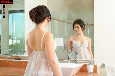 Ashlyn Rae: Brunette in Lingerie Poses Before a Mirror – photo 8 of 15