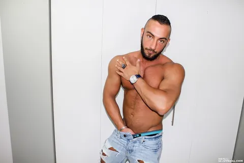 Athletic Tanned Man Strips Nude and Jerks Off – photo 5 of 15