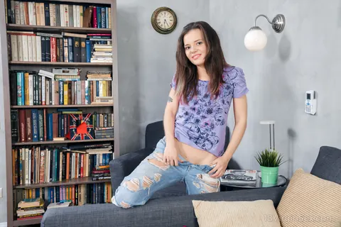 PAWG in Jeans Fingers Herself and Uses a Dildo – photo 2 of 16