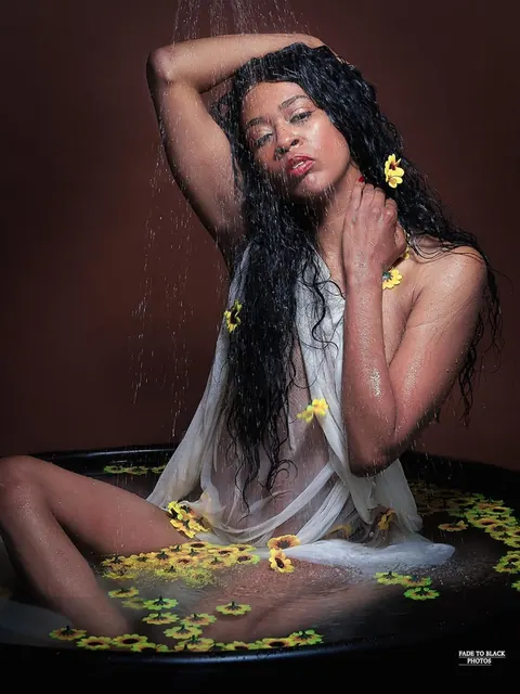 Ebony Woman Undresses and Poses Nude for the Camera – photo 10 of 21
