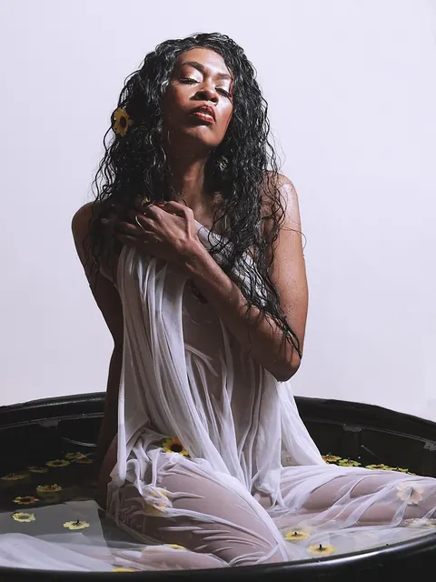 Ebony Woman Undresses and Poses Nude for the Camera – photo 15 of 21