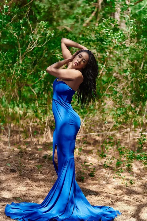 Ebony Woman Undresses and Poses Nude for the Camera – photo 19 of 21