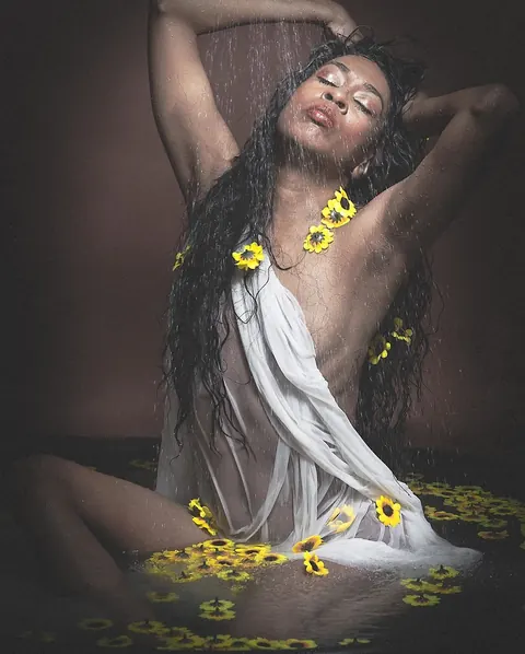 Ebony Woman Undresses and Poses Nude for the Camera – photo 14 of 21
