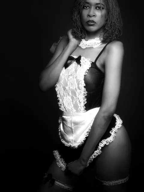 Ebony Woman Undresses and Poses Nude for the Camera – photo 9 of 21