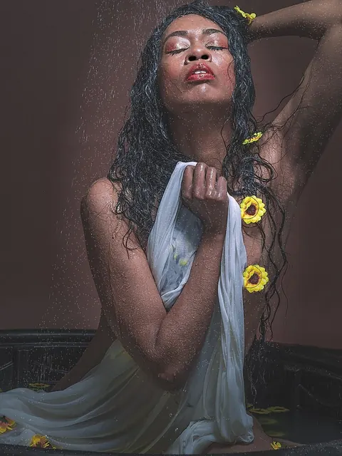 Ebony Woman Undresses and Poses Nude for the Camera – photo 13 of 21
