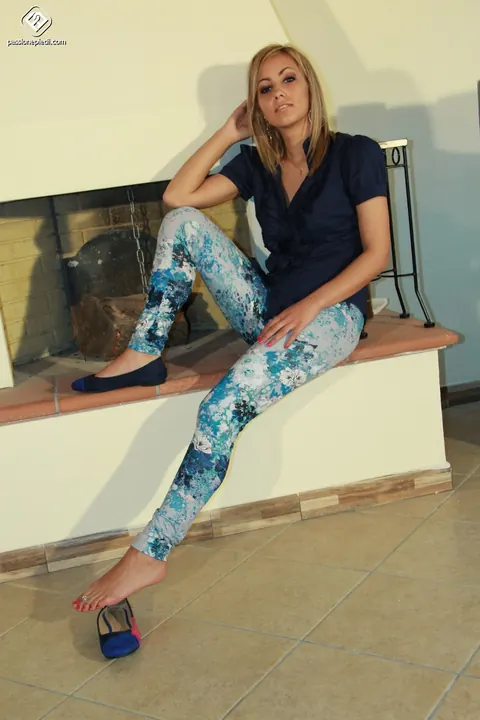 Blonde in Jeans Slips Off Her Flat Shoes and Spreads Her Toes – photo 4 of 10