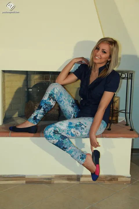 Blonde in Jeans Slips Off Her Flat Shoes and Spreads Her Toes – photo 2 of 10