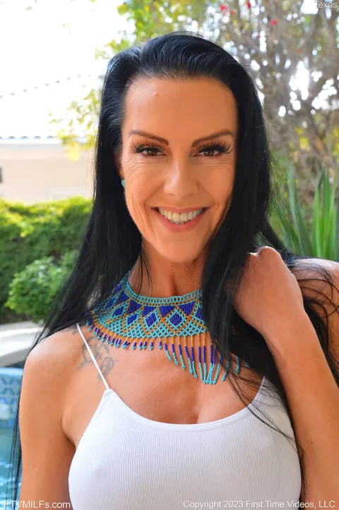 Texas Patti: Curvy German MILF Fucks a Dildo and Fingers Her Pussy Outdoors – photo 2 of 20