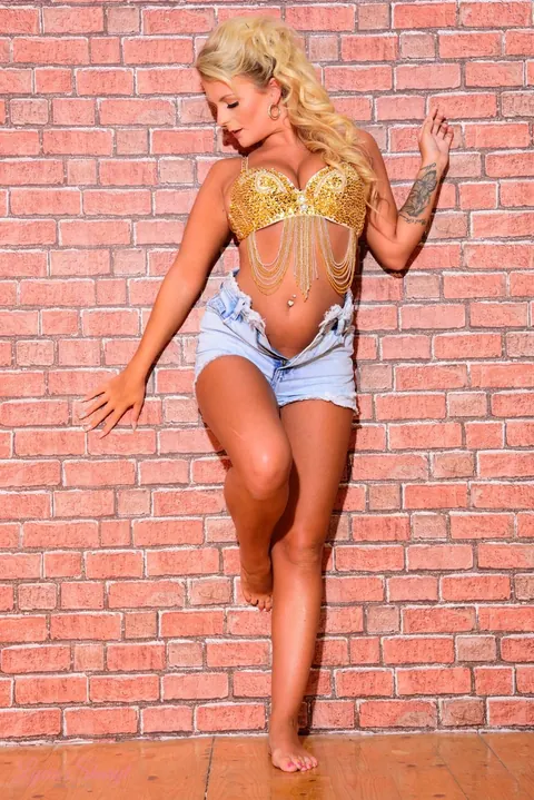 Lycia Sharyl: Thick Blonde Bares Her Big Natural Tits in Jeans and Shorts – photo 3 of 12