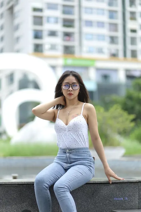 Woman Sheds Her Lingerie and Poses Nude Front and Back – photo 5 of 21