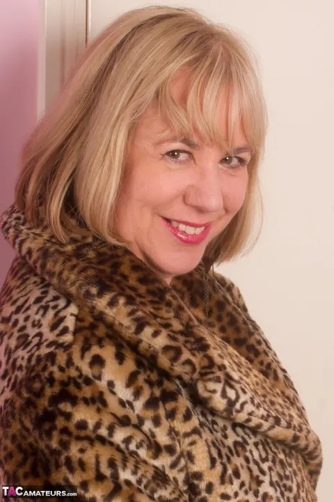 Speedy Bee: Mature British Blonde Shows Her Natural Tits in a Thong – photo 2 of 16