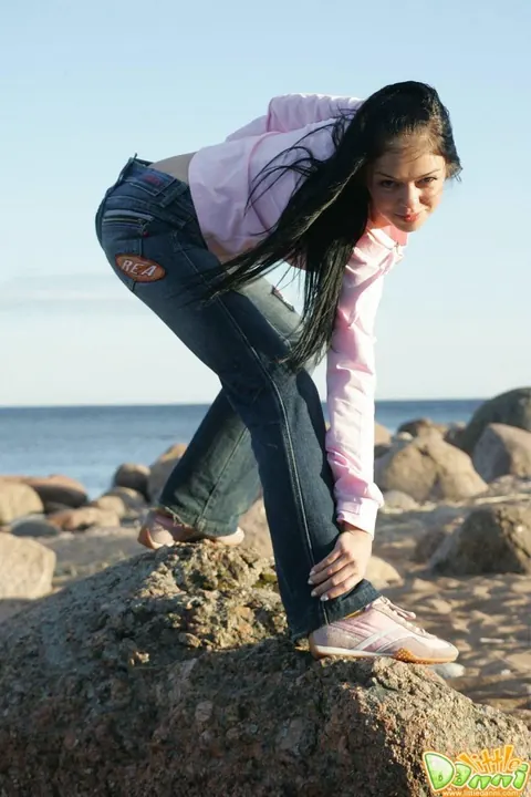 Brunette Strips Out of Her Jeans on the Beach – photo 1 of 15