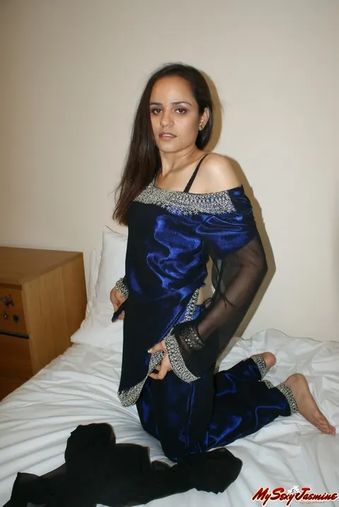 Jasmine Mathur: Indian Brunette Strips Out of Her Lingerie and Spreads on the Bed – photo 4 of 12