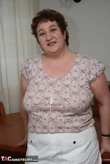 Kinky Carol – British MILF in Stockings and Skirt Wiggles Toes and Arches Soles