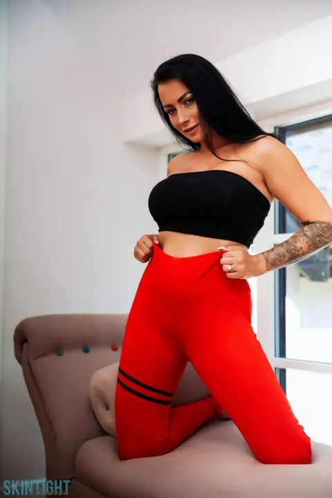 Kelli Smith: British Brunette Reveals Her Big Tits and Removes Her Yoga Pants – photo 3 of 12