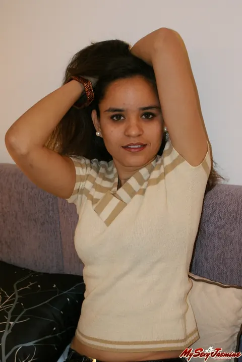 Jasmine Mathur: Indian Brunette Strips Out of Her Lingerie on the Bed – photo 1 of 12