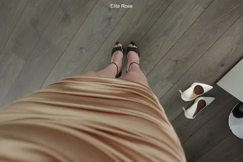 PAWG Shows Her Feet in High Heels and a Skirt – photo 7 of 15