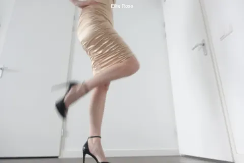 PAWG Shows Her Feet in High Heels and a Skirt – photo 13 of 15