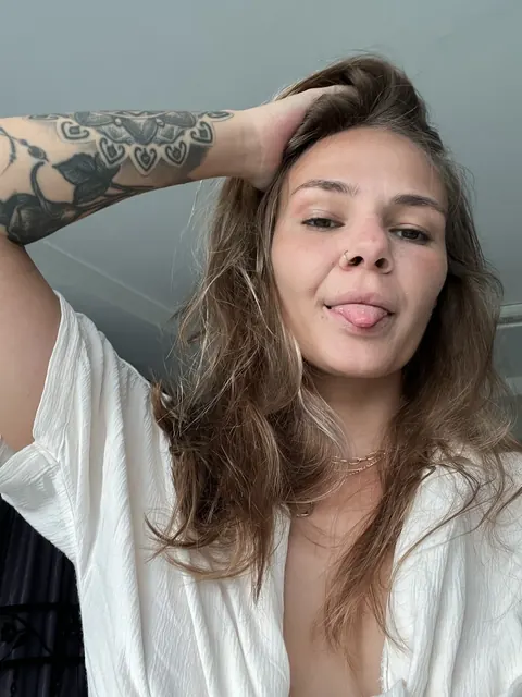 Slim Tattooed Hairy Woman Poses Nude in a Mirror Selfie – photo 3 of 10