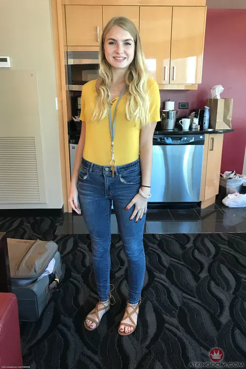 Hanna Hawthorne: Skinny Blonde Undresses and Spreads Her Meaty Pussy – photo 7 of 20