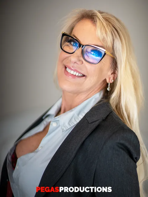Bianca Fitcougar: Curly Blonde MILF in Glasses Kisses and Spreads with Her Partner – photo 5 of 20