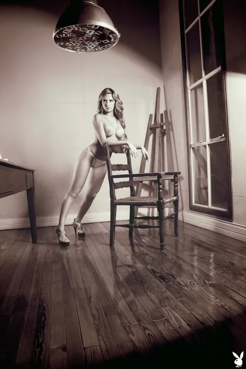 Glamorous Woman Undresses and Poses for the Camera – photo 4 of 19