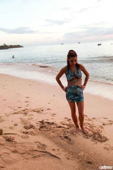 Slim Woman Strips Nude and Spreads on a Jamaican Beach – photo 7 of 17