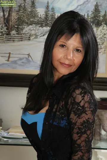 Thick Mature Latina in Stockings Spreads Her Shaved Pussy