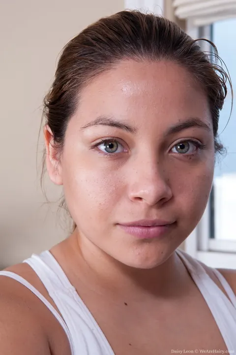 Daisy Leon: Thick Latina Undresses and Spreads Her Hairy Pussy – photo 3 of 16