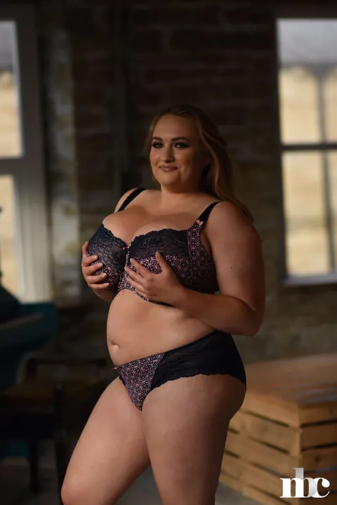 Sara Willis: British MILF Drops Her Bra to Show Her Huge Natural Tits – photo 9 of 21
