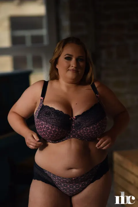 Sara Willis: British MILF Drops Her Bra to Show Her Huge Natural Tits – photo 8 of 21