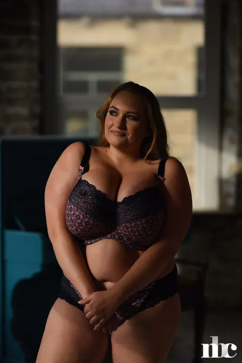 Sara Willis: British MILF Drops Her Bra to Show Her Huge Natural Tits – photo 7 of 21