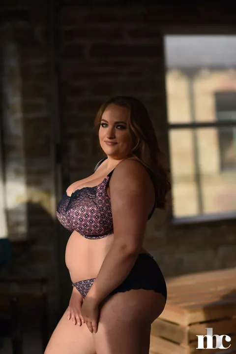 Sara Willis: British MILF Drops Her Bra to Show Her Huge Natural Tits – photo 11 of 21