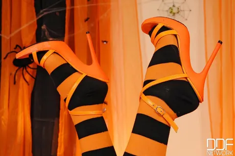 Redhead Strips Off Her Halloween Witch Costume to Bikini Then Spreads Nude – photo 3 of 21