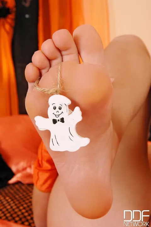 Redhead Strips Off Her Halloween Witch Costume to Bikini Then Spreads Nude – photo 16 of 21