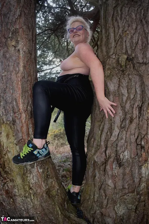 Mollie Foxxx: Mature British Redhead Strips Out of Her Yoga Pants Outdoors – photo 5 of 16