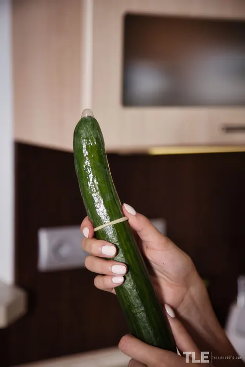 Stacy Cruz: Thick European Brunette Uses a Dildo and Fingers Her Pussy in the Kitchen – photo 12 of 16