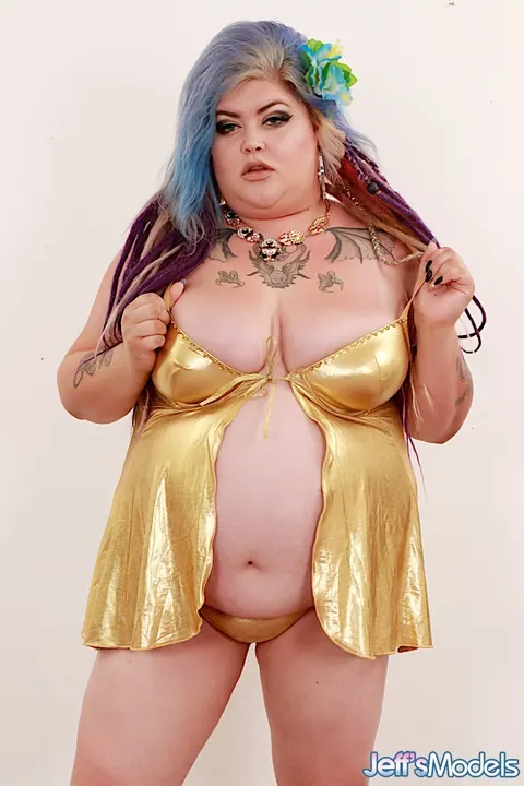 Sasha Syren: PAWG Spreads Her Pussy in a Bikini – photo 2 of 16
