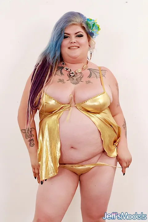 Sasha Syren: PAWG Spreads Her Pussy in a Bikini – photo 1 of 16