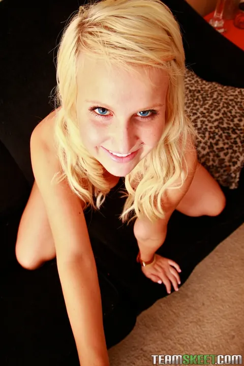 Destiny Jaymes: Thick Blonde Gives a Blowjob Then Spreads Her Pussy – photo 18 of 19